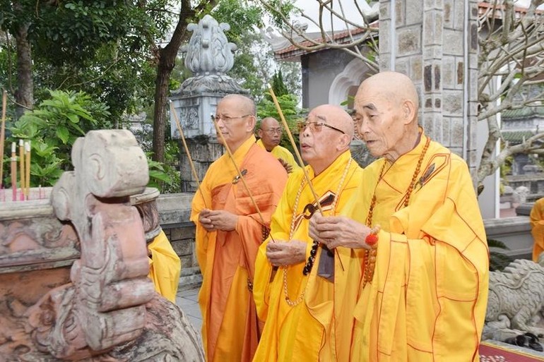 Chư tôn giáo phẩm niệm hương bảo tháp cố Hòa thượng Thích Phước Châu tại tổ đình Sắc tứ Tịnh Quang