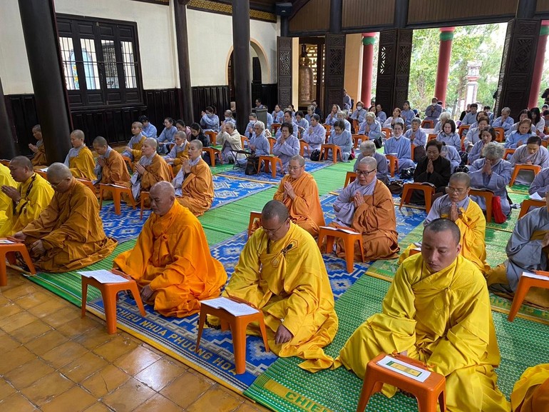 Chư Tăng trì tụng kinh cúng dường nhân lễ húy nhất thứ 15 Hòa thượng Thích Từ Mãn