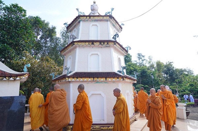 Nhiễu tháp Hòa thượng Giác Độ trong khuôn viên tịnh xá Ngọc Yên 