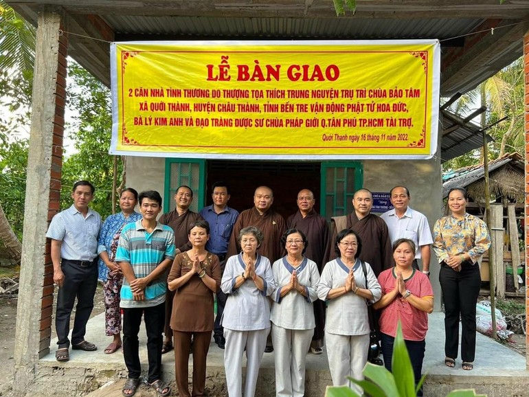 Chùa Bảo Tâm bàn giao nhà tình thương đến hộ nghèo xã Quới Thành