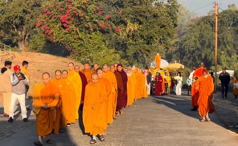 Chư Tăng Việt Nam cùng các pháp lữ nhiễu Phật tại Đại bảo tháp Sanchitháp