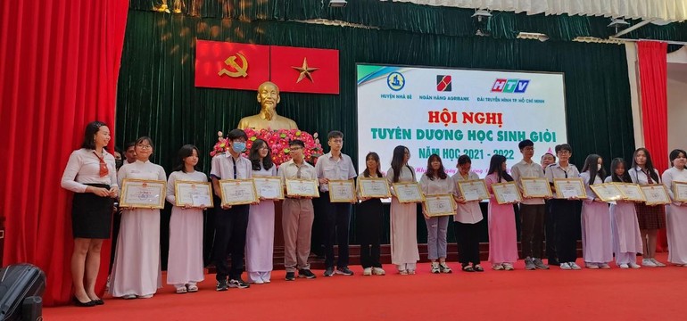 Học sinh nghèo có thành tích xuất sắc trong năm học vừa qua được nhận học bổng trong đợt này