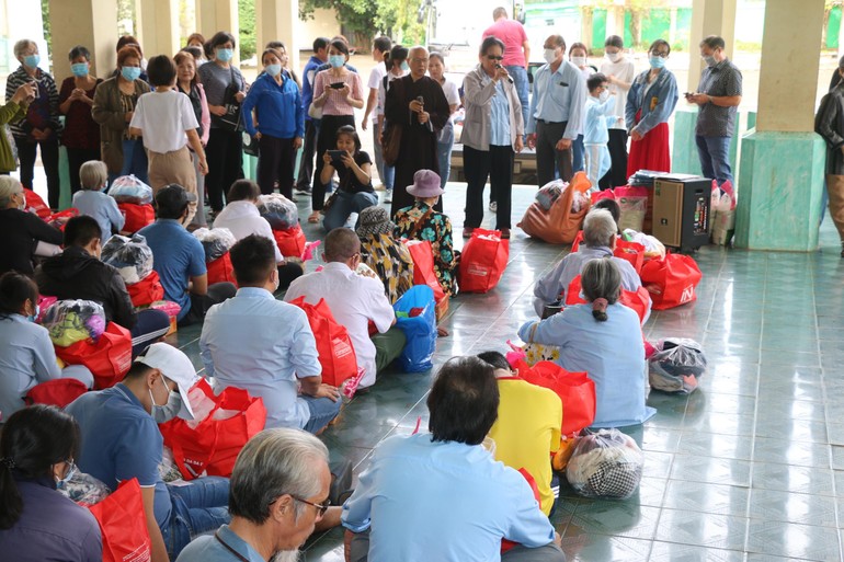 Hòa thượng Thích Chơn Nguyên, Trưởng ban Từ thiện thiền viện Vạn Hạnh động viên bà con - Ảnh: CTV