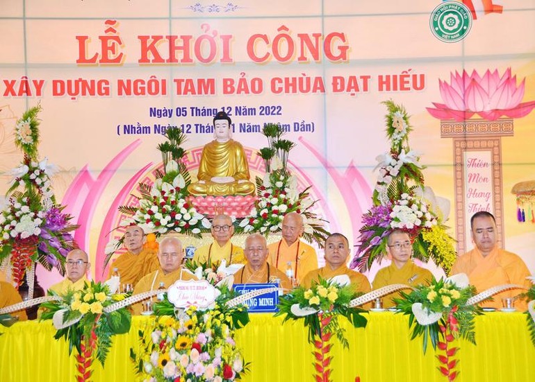 Chư tôn đức chứng minh, tham dự lễ khởi công xây dựng ngôi Tam bảo chùa Đạt Hiếu.