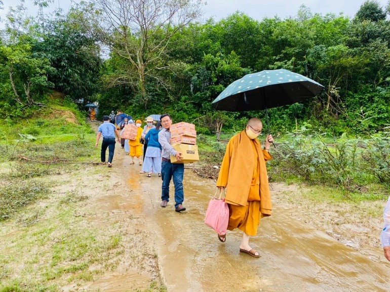 Phân ban Ni giới tỉnh Tây Ninh vận quà đến vùng sâu vùng xa tỉnh Quảng Nam - Ảnh: PBNG