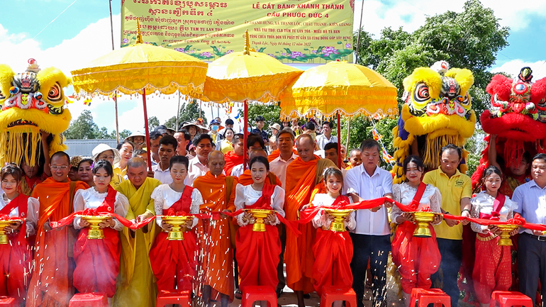 Hòa thượng Đào Như, Phó Chủ tịch Hội đồng Trị sự cùng chư tôn đức, lãnh đạo chính quyền cắt băng khánh thành