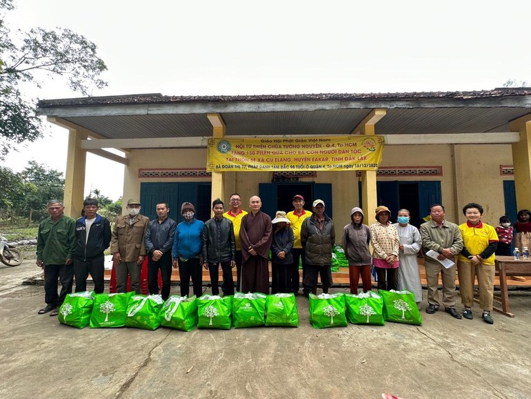 Trao quà đến bà con khó khăn tại tỉnh Gia Lai