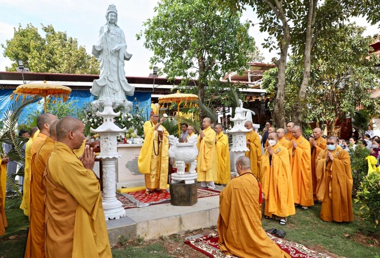 Cử hành sái tịnh, an vị tôn tượng Bồ-tát Quán Thế Âm lộ thiên