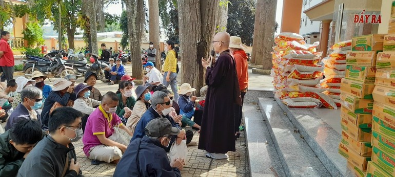 Hòa thượng Thích Chơn Nguyên, Trưởng ban Từ thiện thiền viện Vạn Hạnh động viên bà con khó khăn - Ảnh: CTV