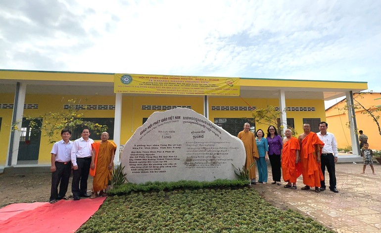 Bàn giao phòng học cho chư Tăng tại chùa Tăng Du, xã Lạc Hoà, thị xã Vĩnh Châu