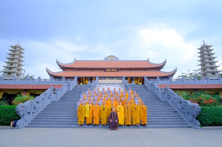 Chụp ảnh lưu niệm cùng Thượng tọa Thích Giác Dũng tại tu viện Vĩnh Nghiêm