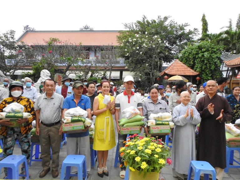 Ni trưởng Thích nữ Như Thảo trao quà đến Tết đến bà con khó khăn