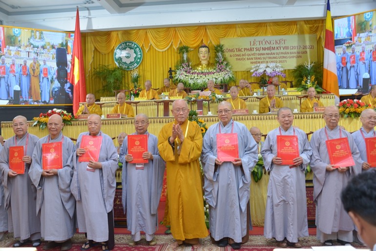 Hòa thượng Thích Như Niệm, Phó Thư ký Hội đồng Chứng minh trao quyết định đến thành viên Thường trực Phân ban Ni giới Trung ương