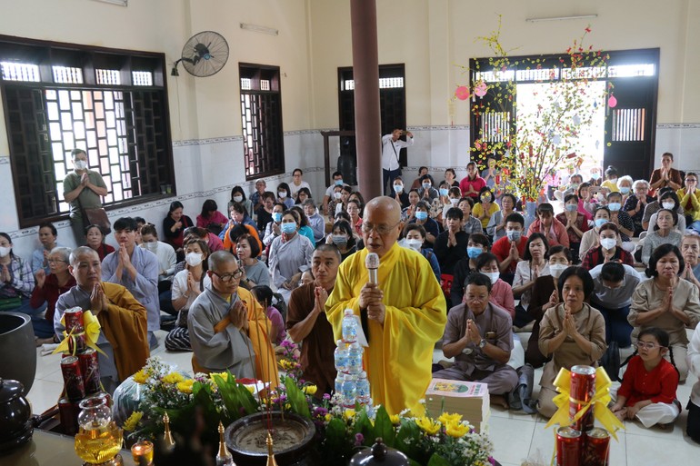 Hòa thượng Thích Chơn Nguyên, Trưởng ban Từ thiện thiền viện Vạn Hạnh đại diện đoàn cúng dường