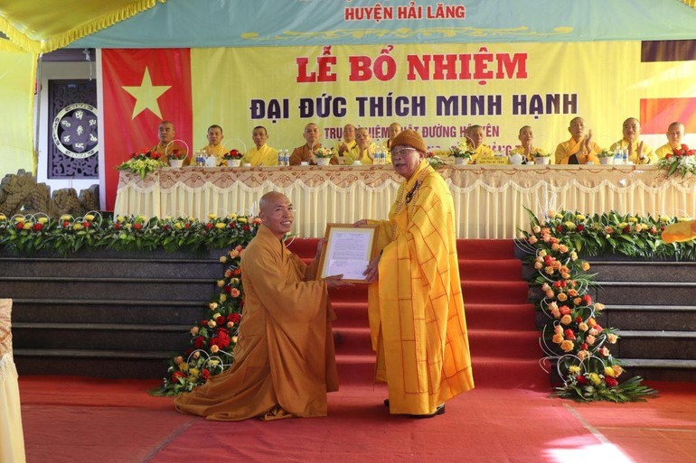 Hòa thượng Thích Thiện Tấn trao quyết định bổ nhiệm trụ trì chùa Hội Yên đến Đại đức Thích Minh Hạnh