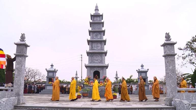 Chư tôn đức nhiễu tháp Đại lão Hòa thượng Thích Thanh Sam