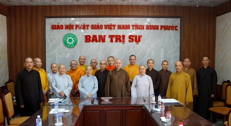 Chụp ảnh lưu niệm nhân buổi họp đầu năm Quý Mão của Ban Thường trực Ban Trị sự tỉnh