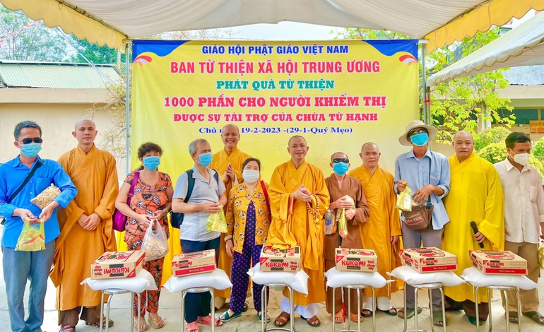 Ban Từ thiện xã hội T.Ư, chùa Từ Hạnh trao quà đến bà con khiếm thị - Ảnh: CTV