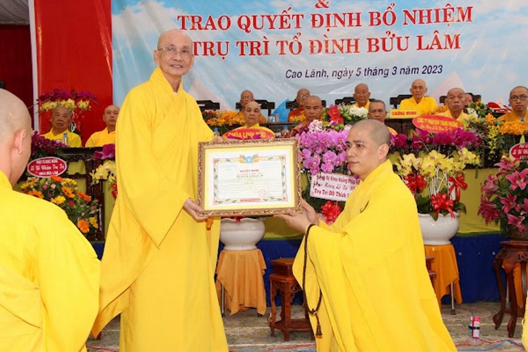 Hoà thượng Thích Chơn Minh trao quyết định bổ nhiệm trụ trì tổ đình Bửu Lâm đến Đại đức Thích Lệ Ngộ