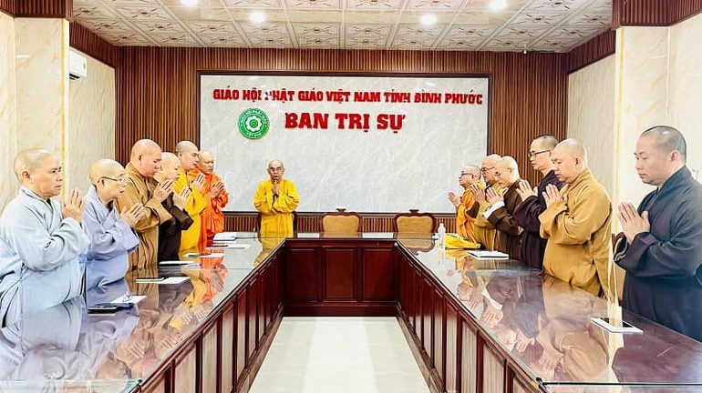 Ban Thường trực Ban Trị sự tỉnh niệm Phật cầu gia hộ trước buổi họp