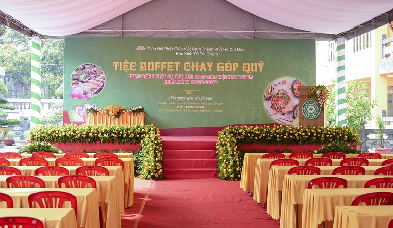 Công tác chuẩn bị cho buffet chay gần hoàn tất - Ảnh: Quảng Đạo