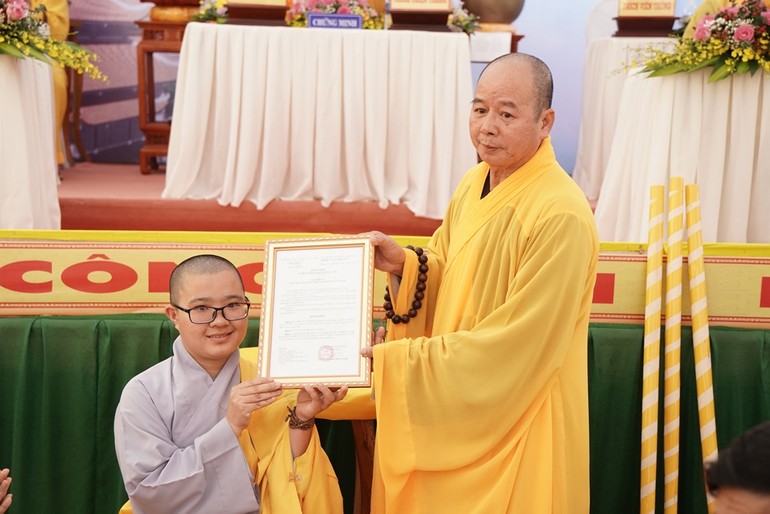 Thượng tọa Thích Viên Trừng trao quyết định bổ nhiệm trụ trì chùa Phước Hiệp đến Sư cô Thích nữ Thuần An