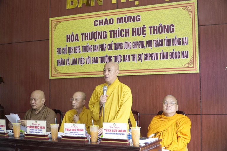 Hòa thượng Thích Huệ Thông phát biểu chỉ đạo tại buổi làm việc