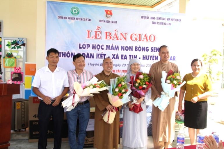 Trong ngày vui bàn giao lớp học mầm non Bông Sen 