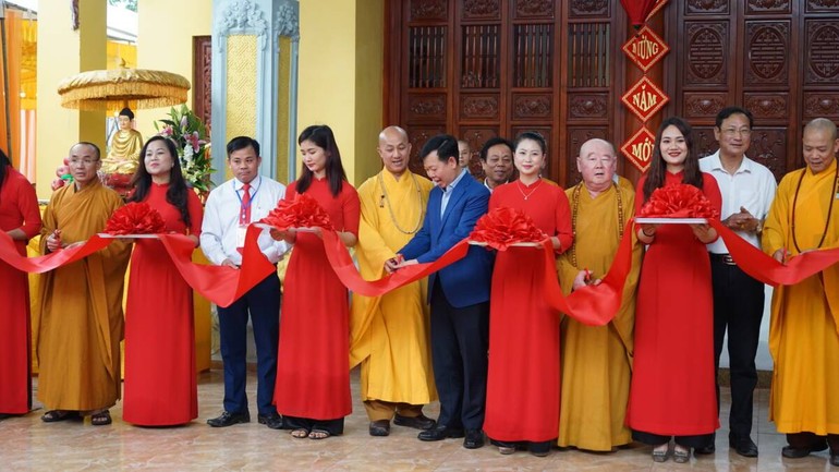 Cắt băng khánh thành ngôi Tam bảo chùa Quyên Linh