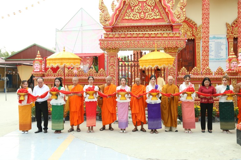 Cắt băng khánh thành ngôi chánh điện chùa Ratana Paphia Vararam 