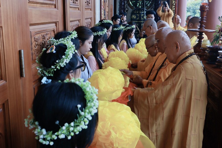 Cắt băng khánh thành ngôi Tam bảo chùa Quan Âm