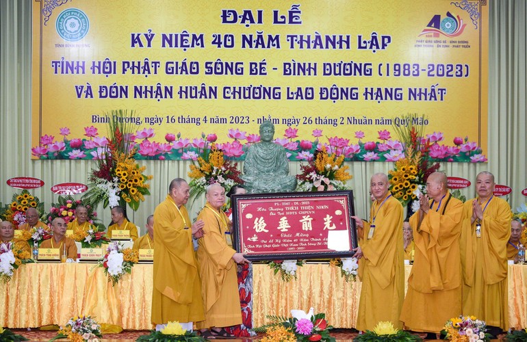 Hòa thượng Thích Thiện Nhơn trao khánh vàng chúc mừng đến Thường trực Ban Trị sự GHPGVN tỉnh Bình Dương 