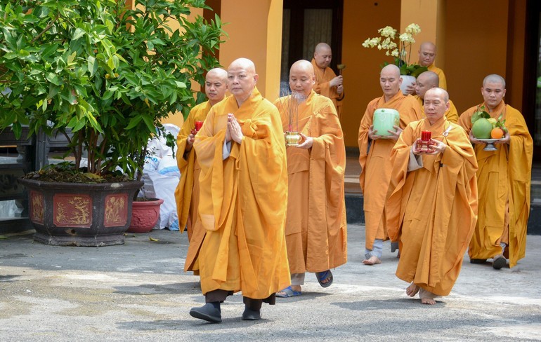 Cung rước linh cốt Đại lão Hòa thượng Thích Từ Nhơn từ Tổ đường đến bảo tháp