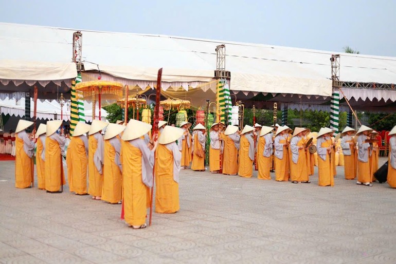 Cung đón chư Ni các Phân ban Ni giới các tỉnh thành về tham dự Đại lễ tưởng niệm - Ảnh: Trung Thắng