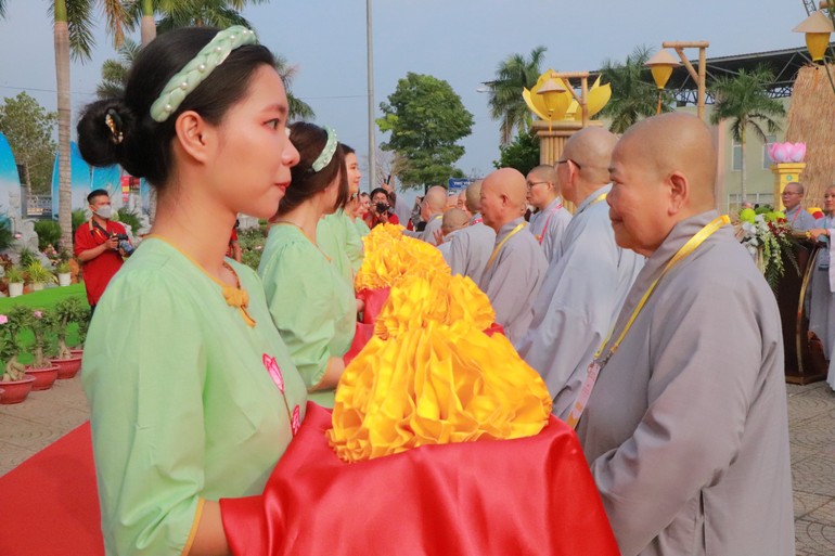 Cắt băng khai mạc triển lãm tưởng niệm Đức Thánh Tổ Ni Đại Ái Đạo