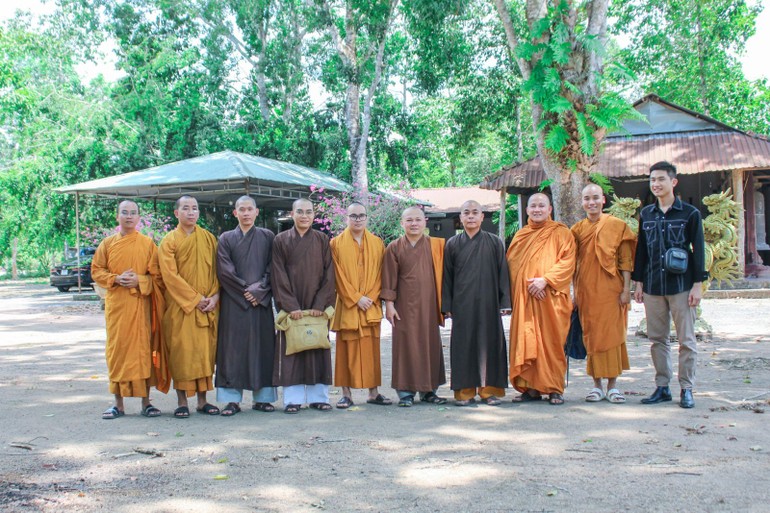 Đoàn Phân ban Thanh thiếu niên trong chuyến khảo sát địa điểm tổ chức