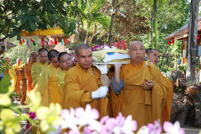 Cung thỉnh nhục thân Hòa thượng nhập kim quan tại Giác linh đường