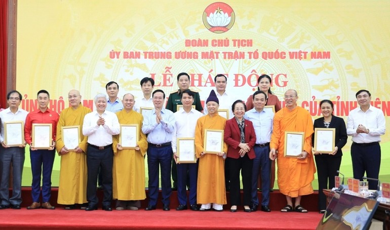 Chư tôn đức ủng hộ chương trình "“Triệu tấm lòng yêu thương - Nghìn mái nhà hạnh phúc”