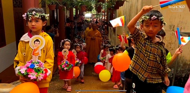 [ẢNH] Đắk Nông: Thanh thiếu niên Phật tử hân hoan cung rước kiệu kim thân Đức Phật đản sinh