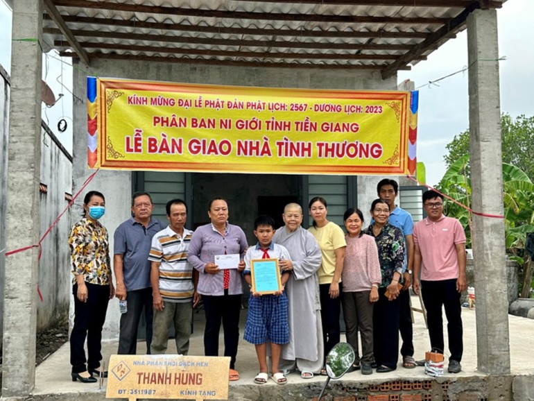 Tiền Giang: Phân ban Ni giới tỉnh bàn giao hai căn nhà tình thương