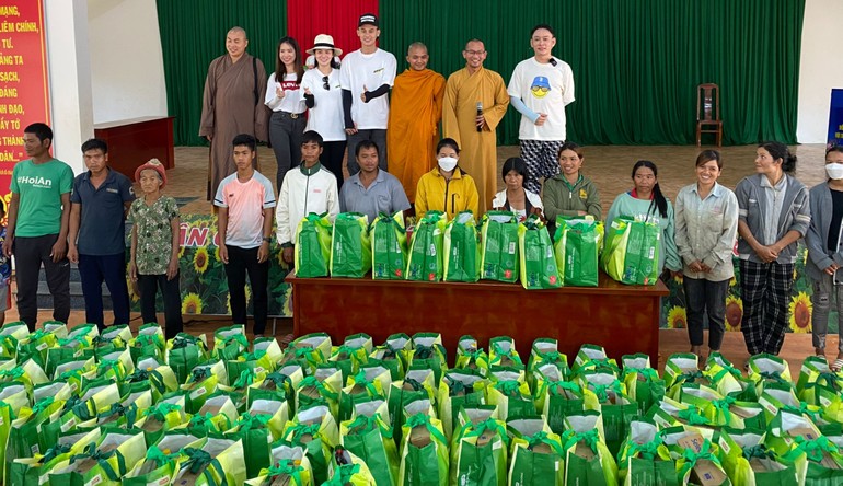 Chư tôn đức tổ chức trao quà đến bà con khó khăn H.Đắc GLong - Ảnh: TN