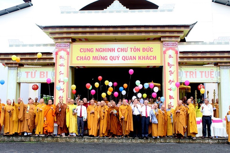 Chư tôn đức, lãnh đạo tỉnh thả bong bóng cầu nguyện quốc thái dân an