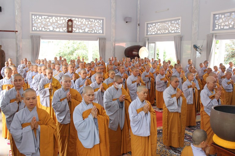 Chư Ni trang nghiêm đảnh lễ Tam bảo