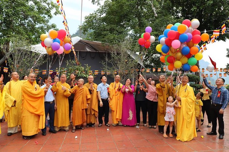 Chư tôn đức thả bong bóng cầu nguyện thế giới hòa bình, chúng sinh an lạc