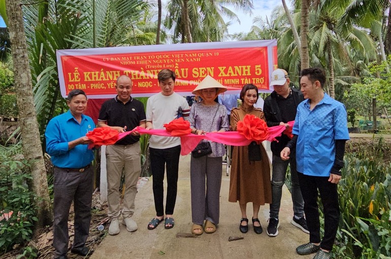 Đoàn cắt băng khánh thành, bàn giao cầu nông thôn cho bà con địa phương