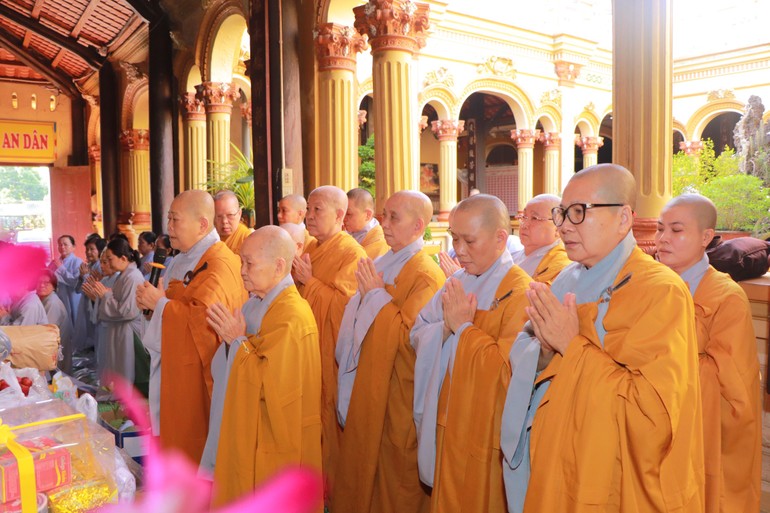  Ni trưởng Thích nữ Tịnh Nghiêm cùng chư Ni tác bạch cúng dường chư Tăng tại trường hạ chùa Vĩnh Tràng