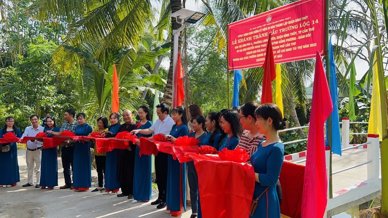 Cắt băng khánh thành cầu Trường Lộc 14 tại P.Long Tuyền, Q.Bình Thủy