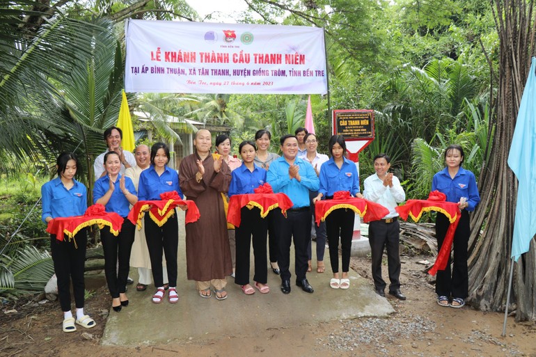 Cắt băng khánh thành công trình cầu bê-tông mang tên Thanh Niên