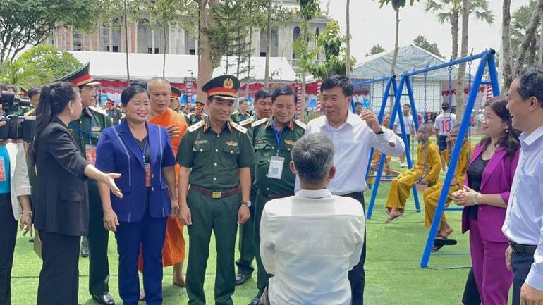 Đoàn thăm hỏi bà con tại công trình văn hóa, thể thao tặng cơ sở tôn giáo tại chùa Sóc Lớn