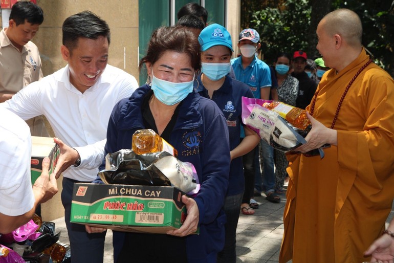 Trao quà đến công nhân, những gia đình khó khăn